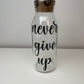 Glaskaraffe mit Deckel "never give up"