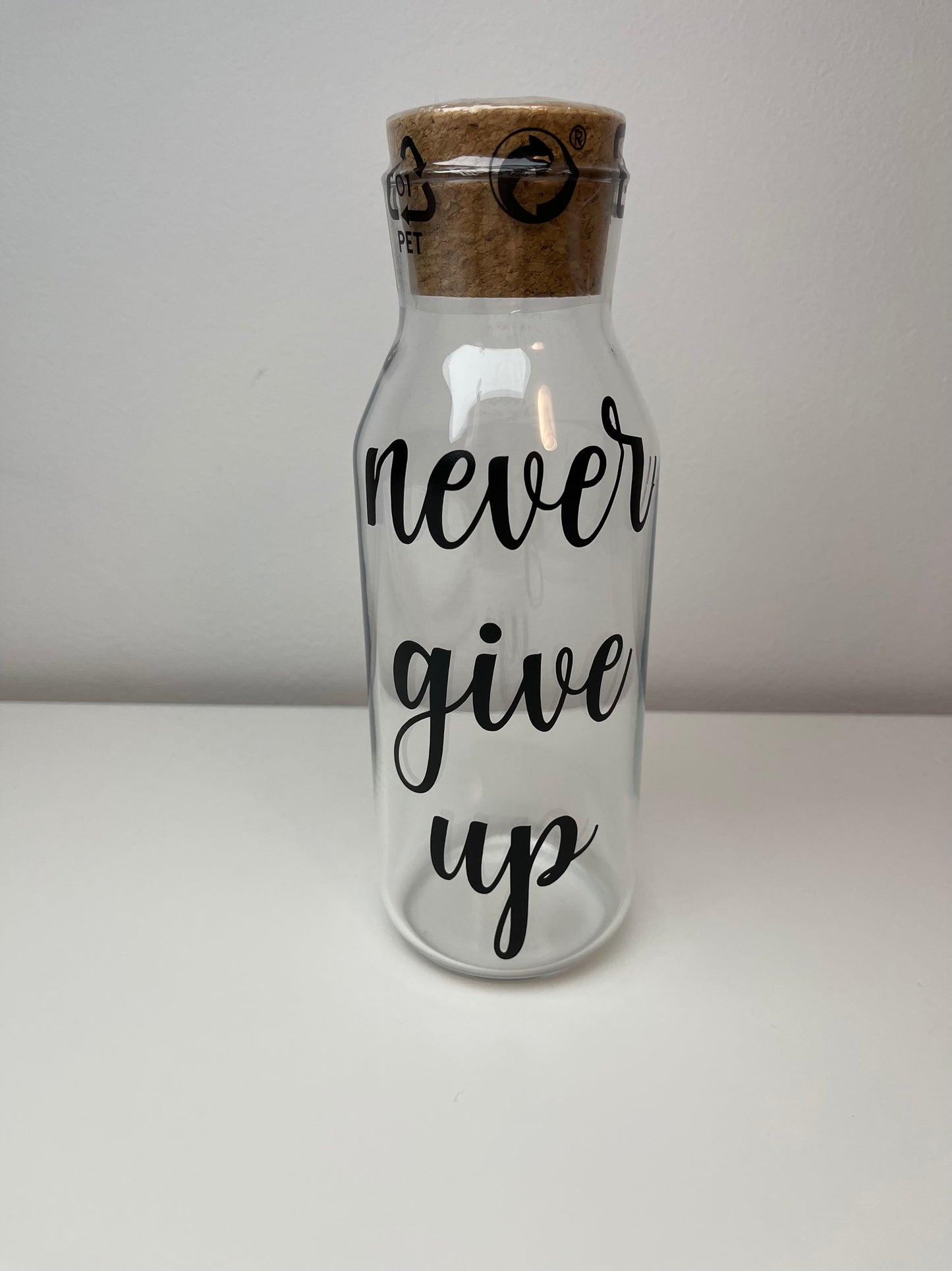 Glaskaraffe mit Deckel "never give up"