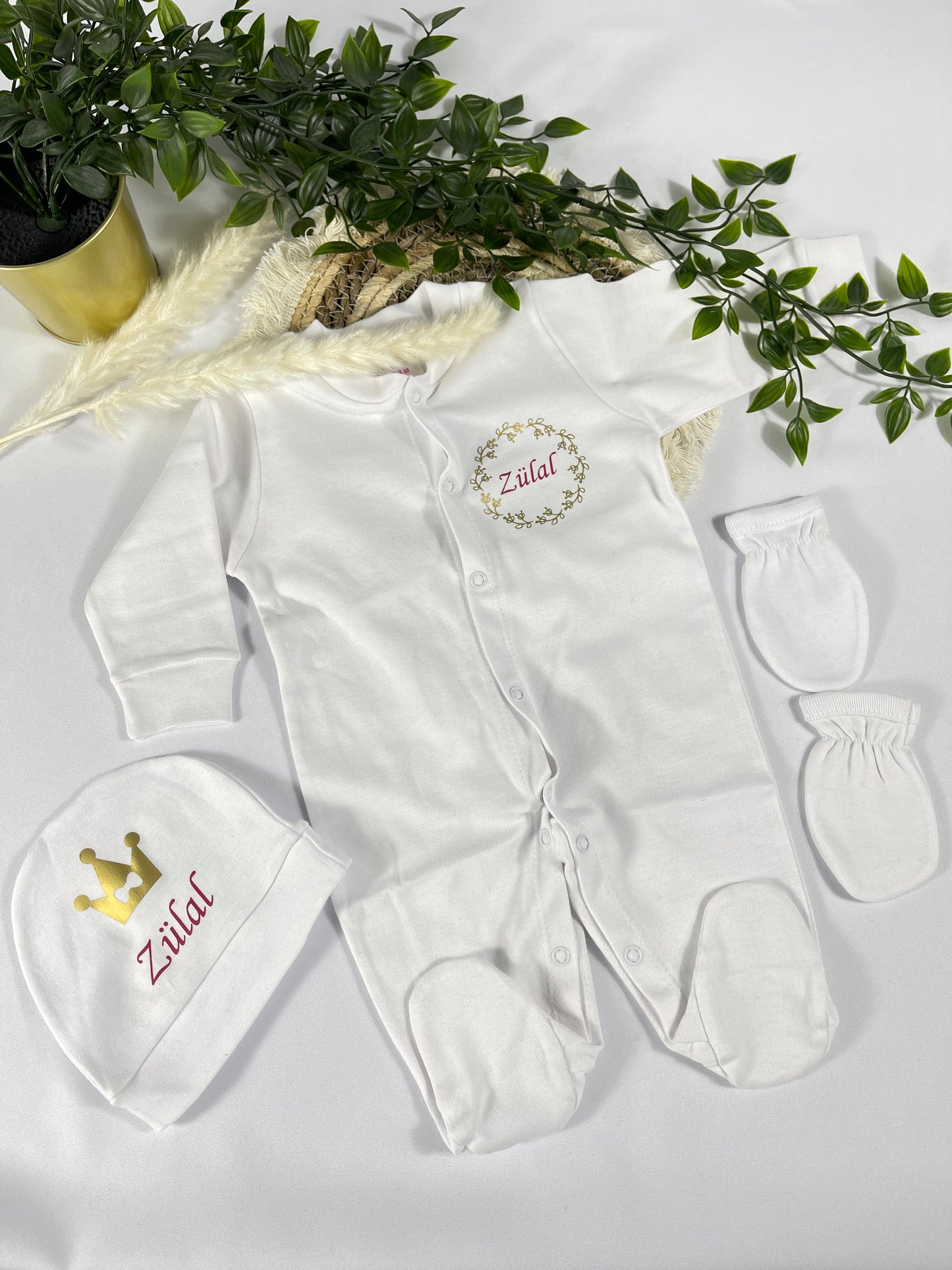 Personalisierter Babystrampler mit Mütze und Handschuh Neugeborenes