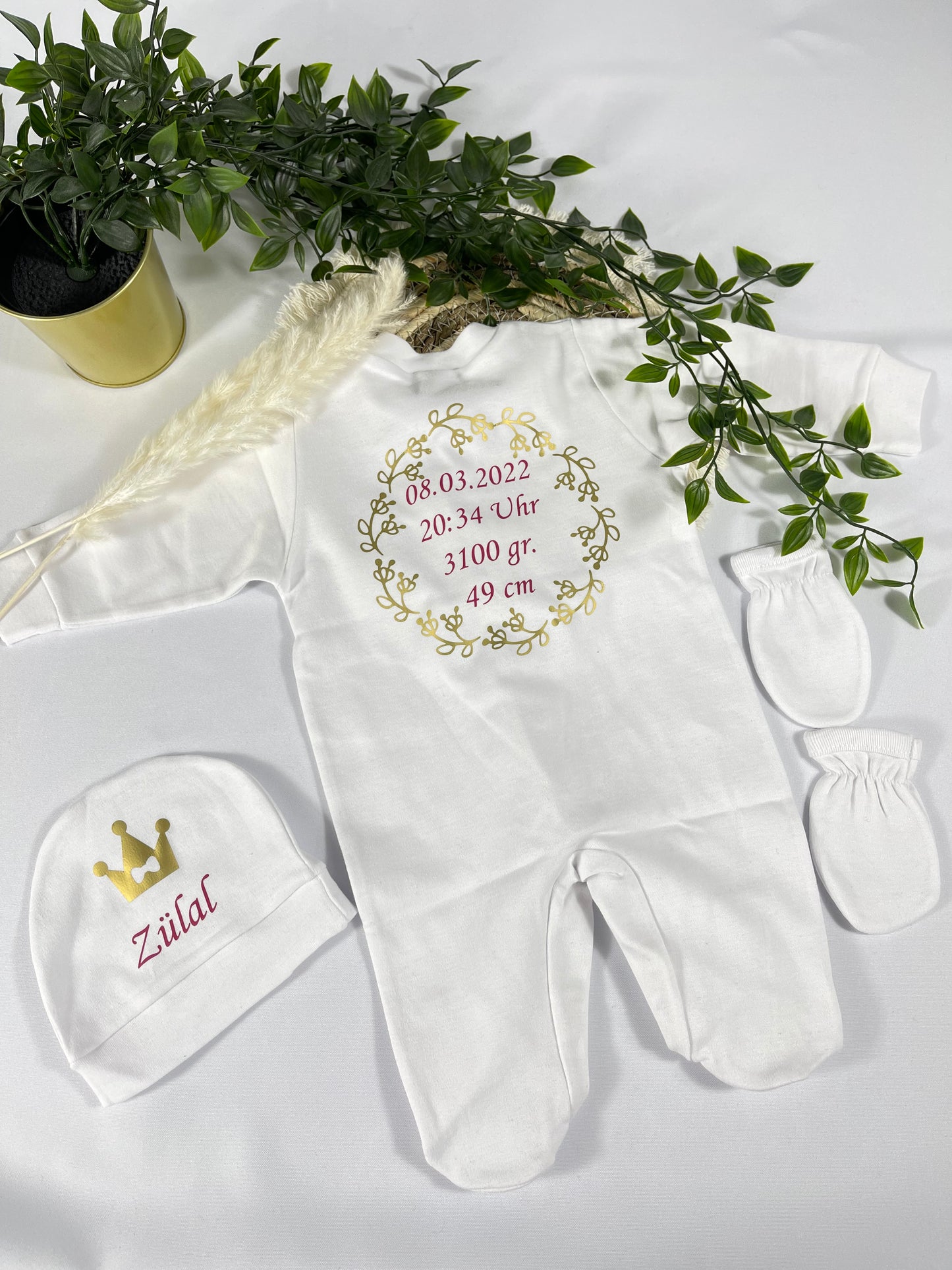 Personalisierter Babystrampler mit Mütze und Handschuh Neugeborenes