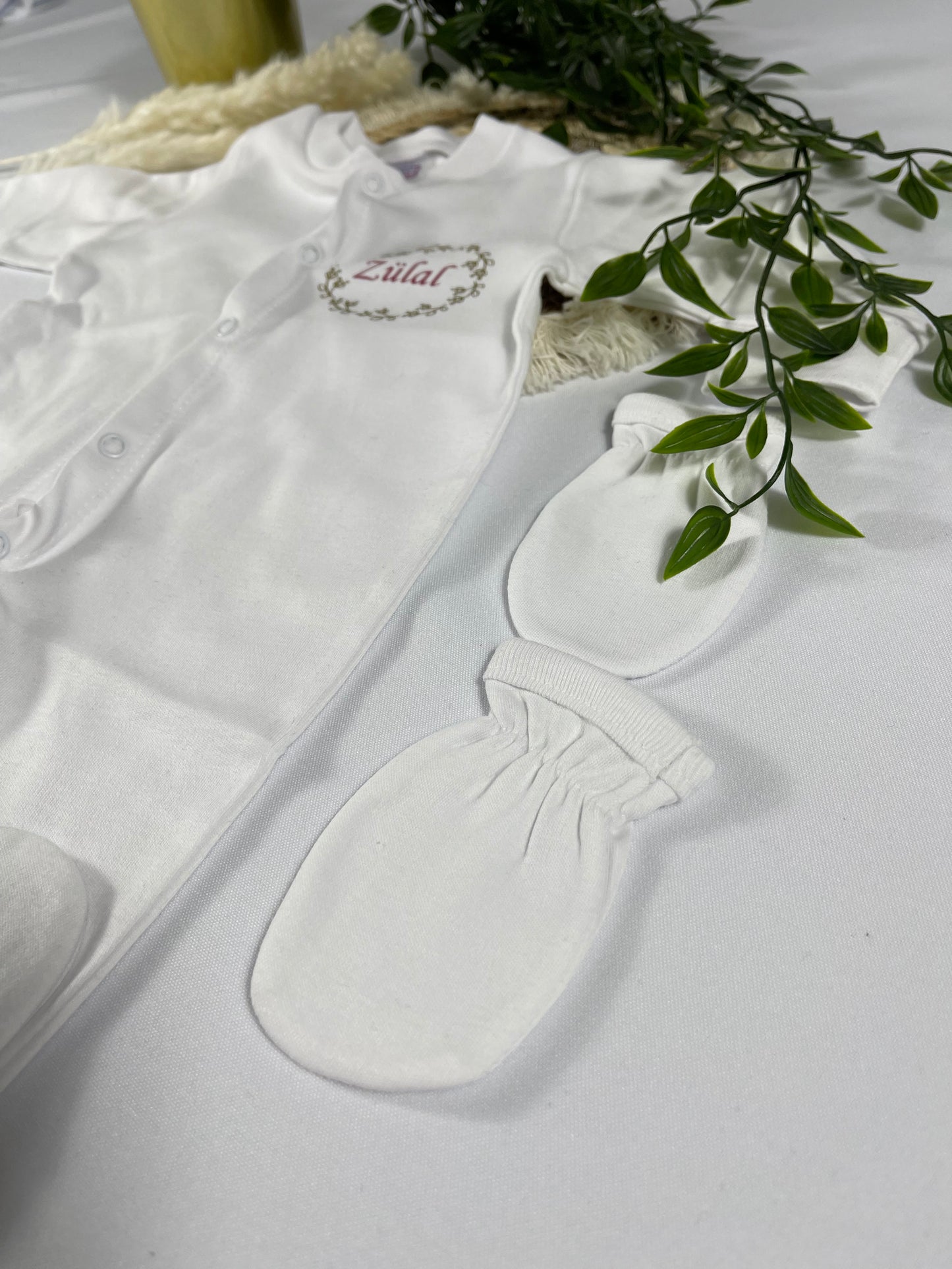 Personalisierter Babystrampler mit Mütze und Handschuh Neugeborenes