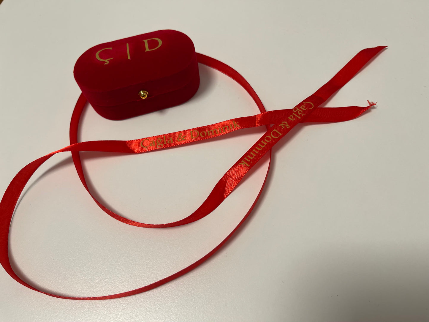 Personalisierte Ringbox aus Samt nach wunsch mit Ringband